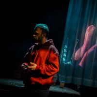 نمایش کاما | پزشکی که به سرش زد و هنرمند شد! | عکس