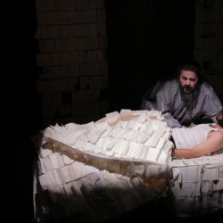 نمایش از اینکه نمیرم میترسم | عکس