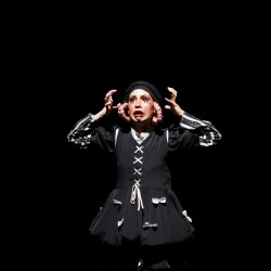 نمایش مغازه خودکشی | عکس