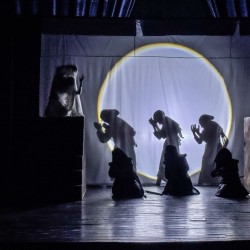 نمایش آنسوی افسانه | عکس