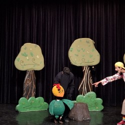 نمایش هپل تنبل و خروس قهرمان | عکس