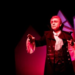 نمایش خانه دراکولا | عکس