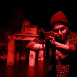 نمایش عالیجناب ام یک | عکس