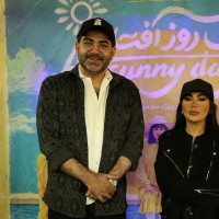 نمایش یک روز آفتابی | نمایش «یک روز آفتابی» به نویسندگی اسلاومیر مروژک و کارگردانی درسا آقائی، با حضور جمع گسترده‌ای از هنرمندان، در تماشاخانه هما روی صحنه رفت. | عکس
