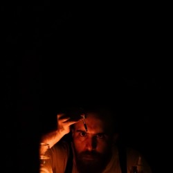 نمایش مردی با گربه‌ی عروسکی | عکس