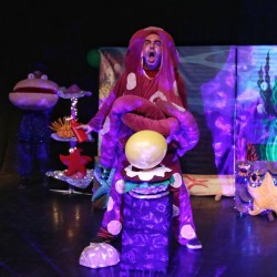 نمایش لپ قرمزی | عکس