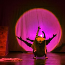 نمایش آنسوی افسانه | عکس