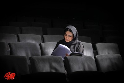 نمایش «هواخوری» به نویسندگی و کارگردانی صحرا فتحی، خرداد ۱۴۰۳ در تهران روی صحنه خواهد رفت. | عکس