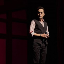 نمایش اسکارلت و آن شب بارانی | عکس