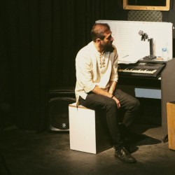 نمایش واحد ۲۲ چه خبره!؟ | عکس