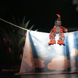 نمایش راز نجات گیرا | عکس