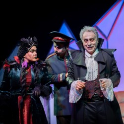 نمایش خانه دراکولا | عکس