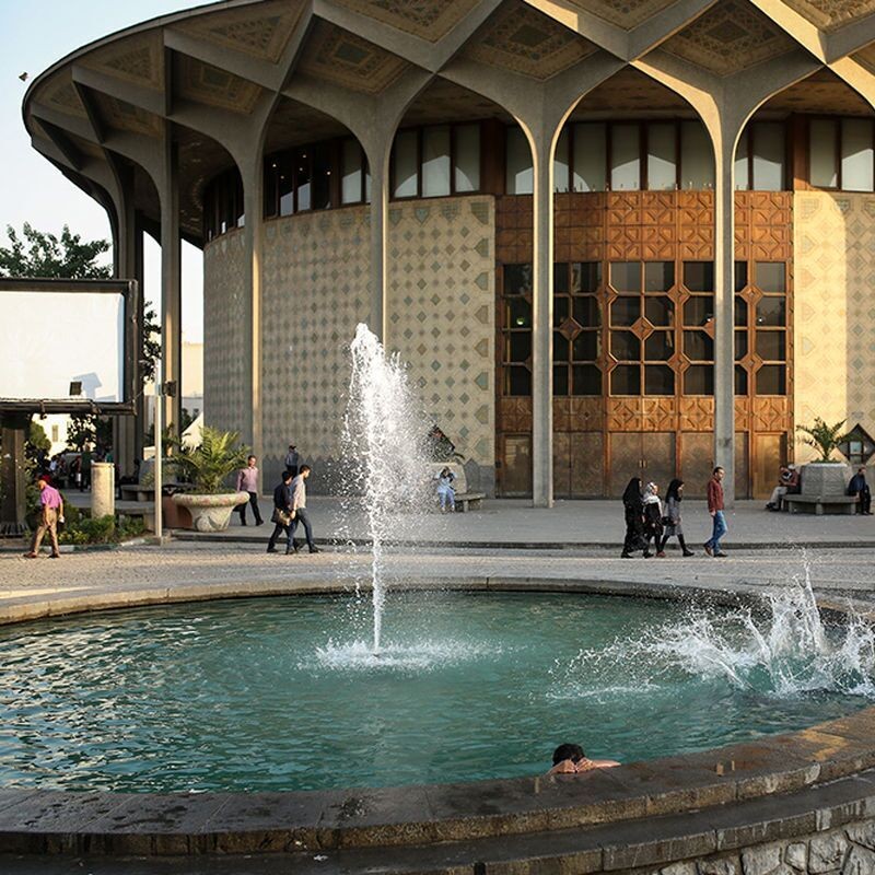 هنرمندان هم پای کار «پاکسازی محیط پیرامون تئاترشهر» بیایند | عکس