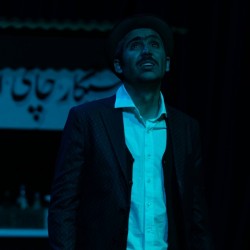نمایش در میان جاده | عکس