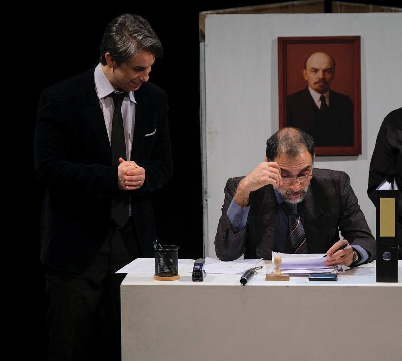 گفت‌وگو با آریو راقب کیانی، کارگردان نمایش «نامه اداری» | عکس