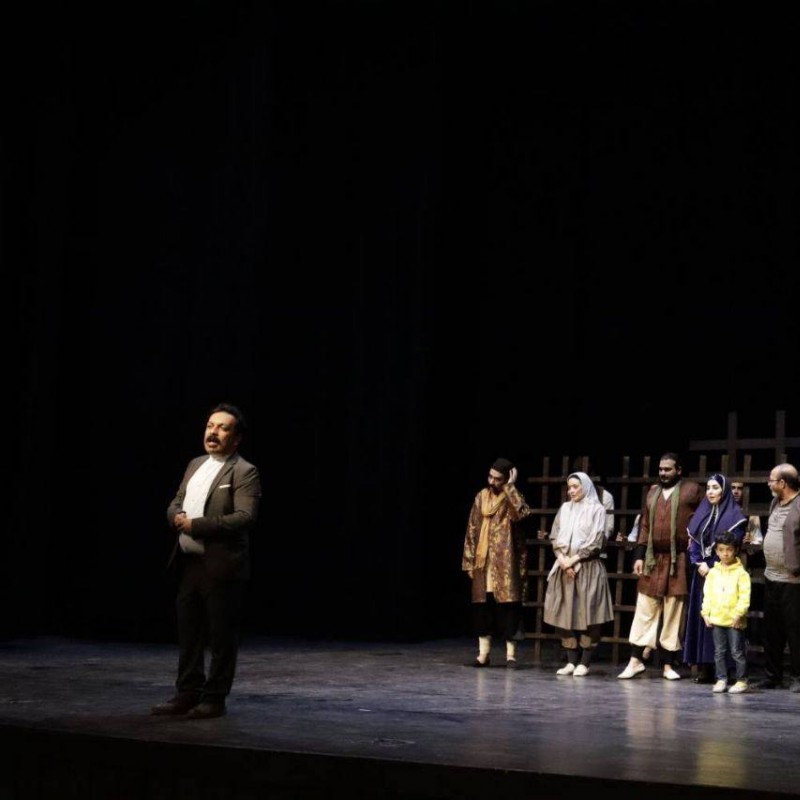 گفتگو با احسان جانمی، کارگردان نمایش بیداری به وقت خون  | عکس