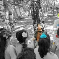 اجرای پژوهشی آزمایشگاه جنگلی پروفسور پو آرت | اهدا نشان فعالیت گروهی، خانوادگی و هنر به مخاطبان که خود اجراگران اصلی می‌باشند.  | عکس