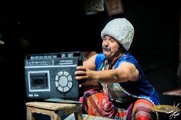 نمایش اُطربمو | تلاش یک مطرب لال برای گذران زندگی | عکس