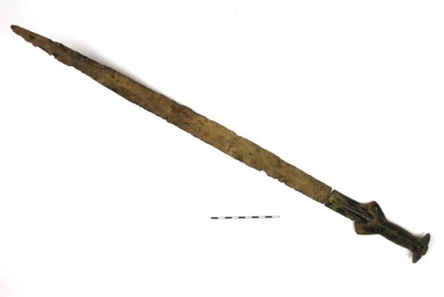 شمشیر تاریخی که اتفاقی کشف شد | عکس