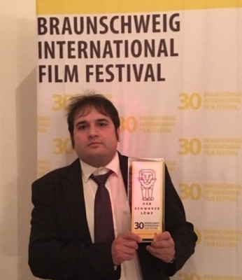 فیلم لانتوری | درمیشیان جایزه‌ی آلمانی‌اش را به اسکندری تقدیم کرد | عکس