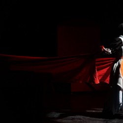 نمایش مغازه خودکشی | عکس