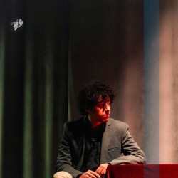 نمایش وقتی خروس غلط می‌خواند | عکس