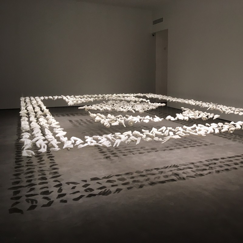 فرشی که بهداد لاهوتی در گالری هدایت پهن کرد | عکس