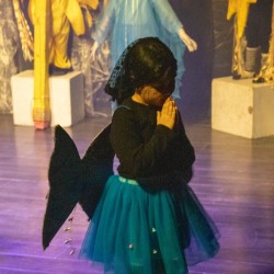 نمایش غول خمیازه‌ای | عکس