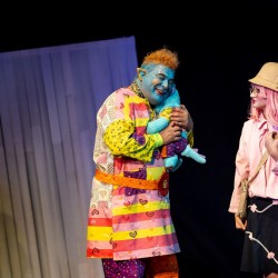 نمایش دونات توت فرنگی | عکس