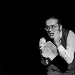 نمایش مثل خاری در انگشت | عکس