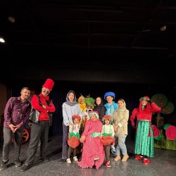 نمایش دهکده توت فرنگی | عکس