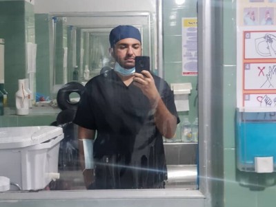 نمایش کاما | پزشکی که به سرش زد و هنرمند شد! | عکس