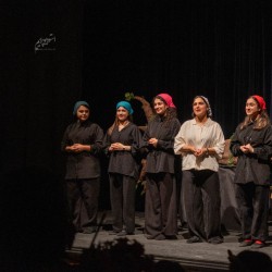 نمایش شش جوجه کلاغ و یک روباه | عکس