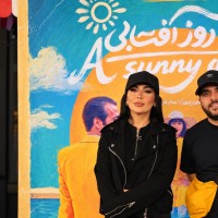 نمایش یک روز آفتابی | نمایش «یک روز آفتابی» به نویسندگی اسلاومیر مروژک و کارگردانی درسا آقائی، با حضور جمع گسترده‌ای از هنرمندان، در تماشاخانه هما روی صحنه رفت. | عکس