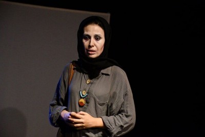 نمایش کابوس‌های بیدار | انزوای انسان در «کابوس‌های بیدار»؛ درهای ورود به تئاتر بی‌رویه باز است. | عکس