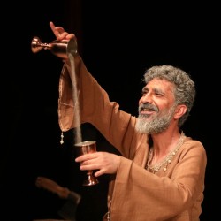 نمایش سر سرخ | عکس