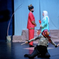 نمایش کنیزک و پادشاه | نمایش «پادشاه و کنیزک» به کارگردانی ریحانه چزانی از امروز ساعت ۱۷، در تماشاخانه‌ی سنگلج روی صحنه می‌رود. | عکس