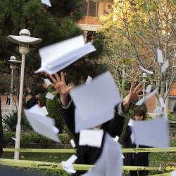 نمایش خیابانی صندلی‌ها | عکس