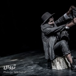 نمایش در انتظار گودو | دیوار | عکس