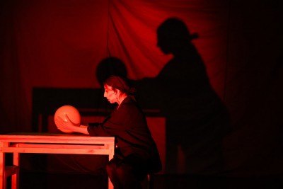 نمایش یک خراش کوچک | اجرای ویژه هنرمندان و خبرنگاران نمایش «یک خراش کوچک» | عکس