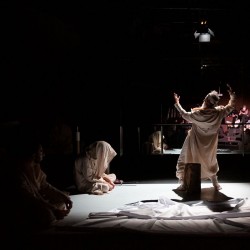 نمایش آمین گفتن مردگان در عنبر | عکس