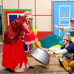 نمایش نیم وجبی | عکس