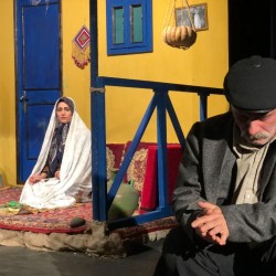 نمایش در آغوش مه | عکس