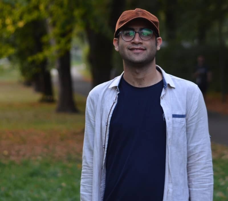 حداد (احمد) حیدری آهنگساز، طراح صدا، نوازنده عود و عکاس تئاتر برای اقامت هنری موسسه هنری AACR فرانسه پذیرفته شد. | عکس