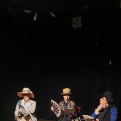 نمایشنامه‌خوانی دو نمایشنامه از آندره پراگا (اتاق انتظار، داستان یک پیراهن و یک ویلون) | عکس