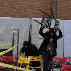 نمایش خیابانی صندلی‌ها | عکس