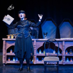 نمایش مغازه خودکشی | عکس