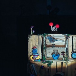 نمایش تکه تیکه | عکس