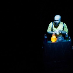 نمایش مردی با گربه‌ی عروسکی | عکس