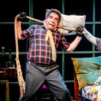 نمایش من و خاله جانم | نمایش «من و خاله جانم» به کارگردانی رویا کاکاخانی، از ۲۸ شهریورماه ساعت ۱۸ در سالن قشقایی مجموعه تئاترشهر روی صحنه رفته است. | عکس